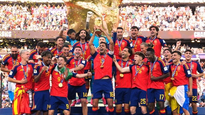 Para pemain Timnas Spanyol mengangkat trofi juara usai menjuarai Piala Dunia 2026 di MetLife Stadium, East Rutherford, New Jersey, Amerika Serikat, Minggu (19/7/2026). [@SEFutbol via X]