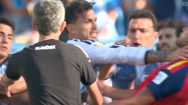 Insiden terjadi sesaat setelah peluit panjang dibunyikan, menyusul kemenangan Spanyol 1-0 lewat gol Ferran Torres di babak extra time. [Istimewa]