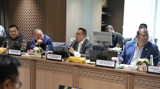 Wakil ketua DPR RI Sufmi Dasco Ahmad memimpin rapat koordinasi dengan Menteri Sekretaris Negara Prasetyo Hadi, Menteri Keuangan Purbaya Yudhi Sadewa, Menteri Perhubungan Dudy Purwagandhi, hingga COO Danantara Dony Oskaria, di DPR RI, Senayan, Jakarta, Senin (20/7/2026).