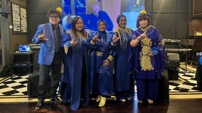 Grup vokal Lee Voice yang beranggotakan Lilis, Erny, dan Evie merilis ulang lagu "Permata Biru" yang diciptakan Ote Abadi. Lagu ini sempat dipopulerkan Nicky Astria. [Instagram]