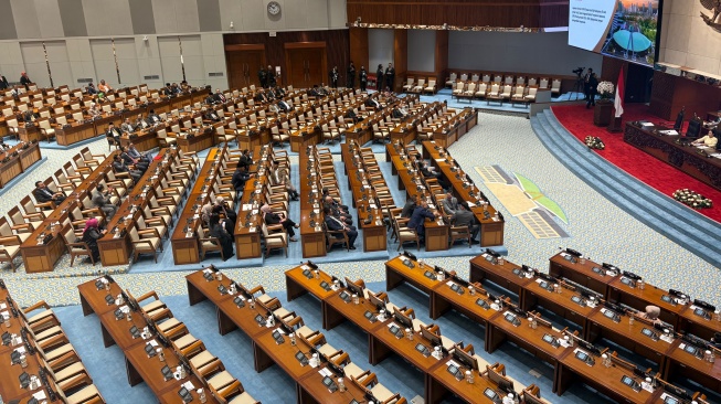 Dewan Perwakilan Rakyat (DPR) RI resmi mengesahkan dua Rancangan Undang-Undang (RUU) terkait kerja sama di bidang pertahanan antara Pemerintah Republik Indonesia dengan  Turki dan Malaysia dalam Rapat Paripurna yang digelar di Kompleks Parlemen, Senayan, Jakarta, Selasa (21/7/2026). [Suara.com/Bagaskara]