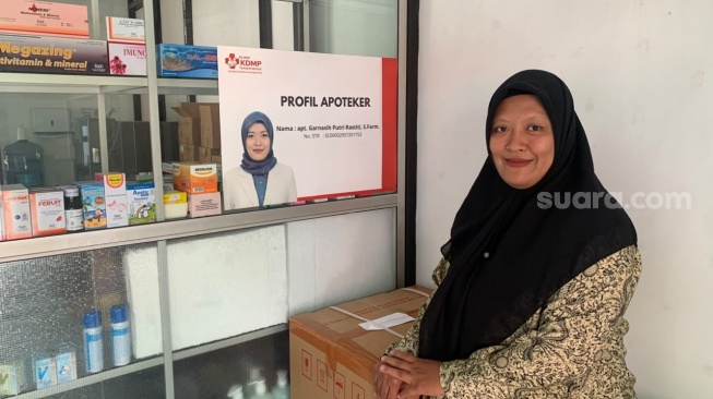Apoteker Klinik KDMP Tamanmartani, Ginarsih Putri Rastiti, ketika ditemui di ruang apotek pada Senin (21/7/2026). (Suara.com/Irwan Febri)