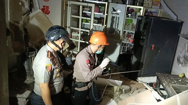 Personel Brimob Polda Sumatera Utara memeriksa rumah yang terdampak ledakan di Komplek Grand Polonia Medan, Kota Medan, Sumatera Utara, Senin (20/7/2026). [ANTARA FOTO/Hand Out/Humas Brimob Polda Sumut/Lmo/kye]
