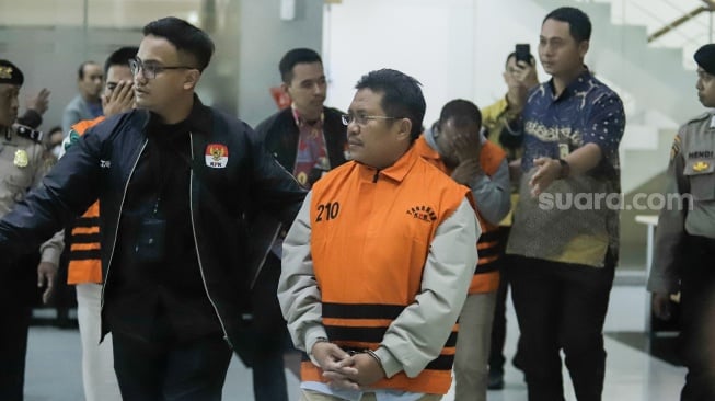 Bupati Lombok Barat Lalu Ahmad Zaini berjalan menuju mobil tahanan usai menjalani pemeriksaan di Gedung Merah Putih KPK, Jakarta, Selasa (21/7/2026). [Suara.com/Alfian Winanto]