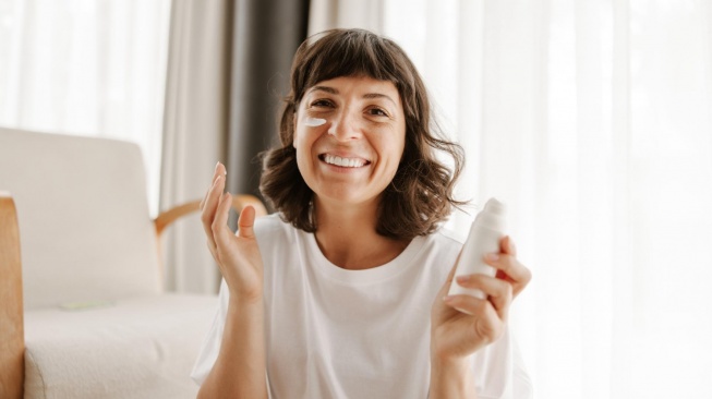 5 Sunscreen Anti Aging yang Cocok untuk Kulit di Atas 40 Tahun sesuai Review dan Harga