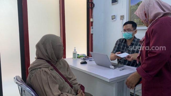 Proses kegiatan pelayanan kesehatan di Klinik Tamanmartani. (Suara.com/Irwan Febri)