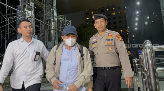 Gendong Ransel Hitam dan Bertopi Biru, Bupati Lombok Barat Resmi Masuk Gedung Merah Putih KPK