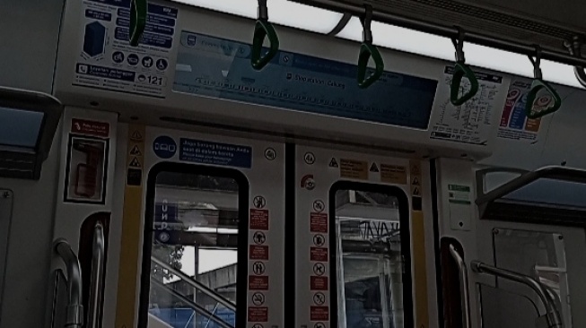 Pelajaran Sunyi dari Seorang Kakek dan Bukunya di Padatnya KRL Manggarai