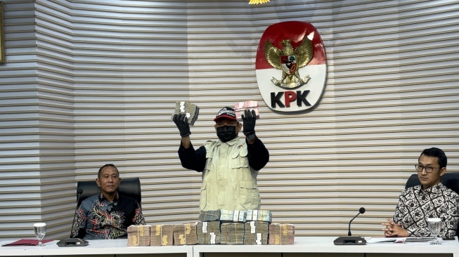 Komisi Pemberantasan Korupsi (KPK) mengungkapkan barang bukti yang diamankan dalam operasi tangkap tangan (OTT) terhadap Bupati Lombok Barat Lalu Ahmad Zaini (LAZ) di Gedung Merah Putih KPK, Jakarta Selatan, Selasa (21/7/2026). [Suara.com/Dea]