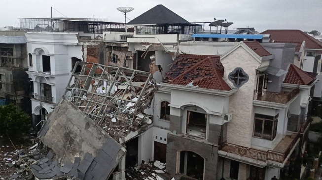 Suasana rumah yang terdampak ledakan di Komplek Grand Polonia Medan, Kota Medan, Sumatera Utara, Senin (20/7/2026). [ANTARA FOTO/Hand Out/Humas Brimob Polda Sumut/Lmo/kye]
