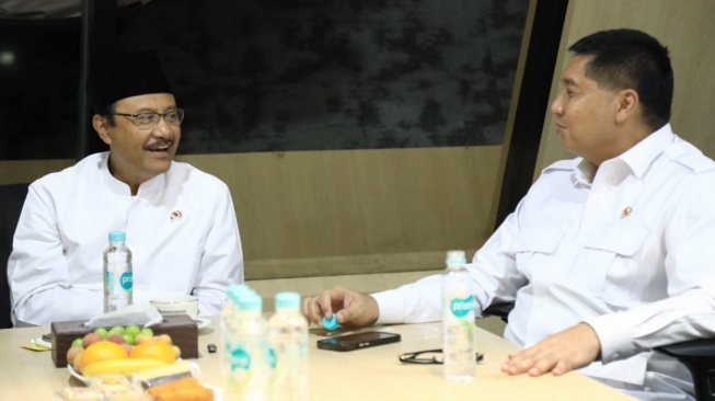 Menteri Sosial Saifullah Yusuf (Gus Ipul) berbincang dengan Menteri Perumahan dan Kawasan Pemukiman Maruarar Sirait di Kantor Kementerian PKP, Jakarta, Senin (20/7/2026) malam tentang renovasi rumah siswa Sekolah Rakyat.(Dok: Kemensos)