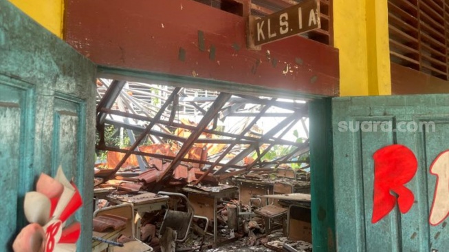 Kondisi gedung SDN Kebayoran Lama Selatan 09 Pagi di Jakarta Selatan menjadi sorotan publik usai videonya viral di media sosial. (Suara.com/Adiyoga)