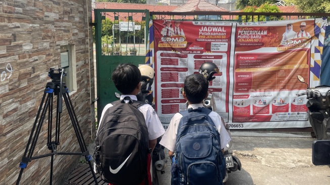Kondisi depan SDN Kebayoran Lama Selatan 09 Pagi di Jakarta Selatan. (Suara.com/Adiyoga)