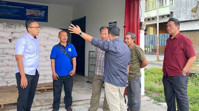 Ketua KDMP Tamanmartani, Mawardi, ketika meninjau Unit Saprotan yang mengelola pupuk. (Dok. KDMP Tamanmartani)