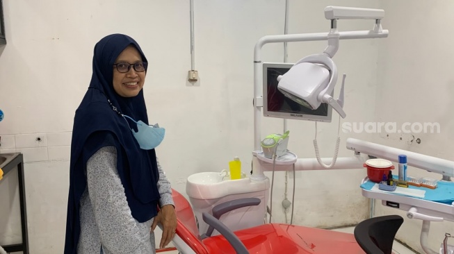 Ketua Pengelola Klinik KDMP Tamanmartani, Yanuri Widayati, ketika menunjukkan ruang Poli Gigi. (Suara.com/Irwan Febri)