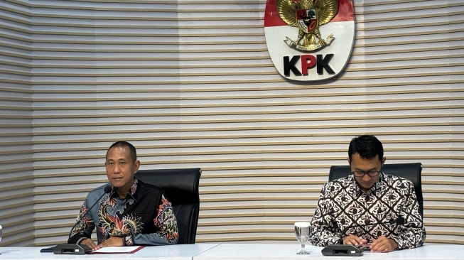 Komisi Pemberantasan Korupsi (KPK) mengungkapkan Bupati Lombok Barat Lalu Ahmad Zaini (LAZ) diduga menggunakan uang hasil gratifikasi untuk membeli aset berupa tanah. [Suara.com/Dea]