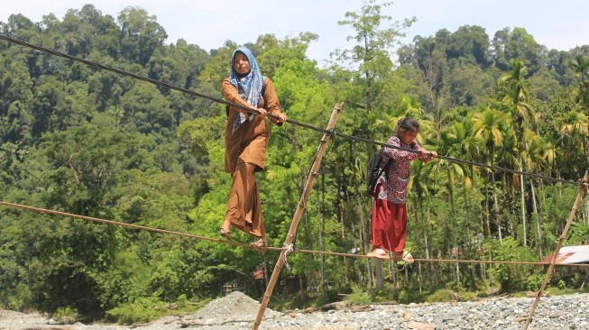Potret Akses Pendidikan di Aceh Barat, Guru dan Siswa Seberangi Sungai Lewat Kabel Baja
