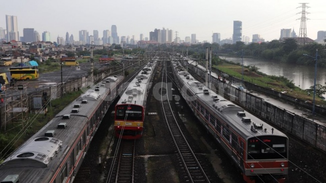 Di Balik Jendela KRL: Pelajaran yang Tak Pernah Diajarkan Dosenku di Dalam Kelas