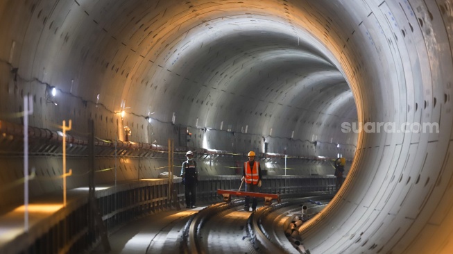 Pekerja menyelesaikan pembangunan terowongan MRT Fase 2A Stasiun MRT Thamrin dan Monas di Jakarta, Rabu (22/8/2025). [Suara.com/Alfian Winanto] 
