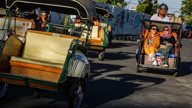 Wisatawan menaiki becak listrik gratis di kawasan Malioboro, Yogyakarta, DI Yogyakarta, Selasa (21/7/2026). [ANTARA FOTO/Rahid Putra Laksana/agr/sgd]