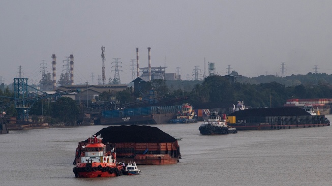 Kapal tongkang pengangkut batu bara melintas di Sungai Musi, Palembang, Sumatera Selatan, Selasa (21/7/2026). [ANTARA FOTO/Nova Wahyudi/sgd]