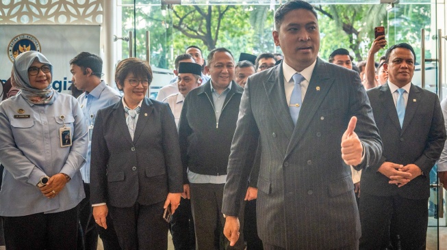 Kepala Badan Gizi Nasional (BGN) Sudaryono (kedua kanan) didampingi Wakil Kepala BGN Agustina Arumsari (kedua kiri) dan Trenggono (kanan) menyapa wartawan saat tiba di Kantor BGN, Jakarta, Rabu (22/7/2026). [ANTARA FOTO/Bayu Pratama S/tom]