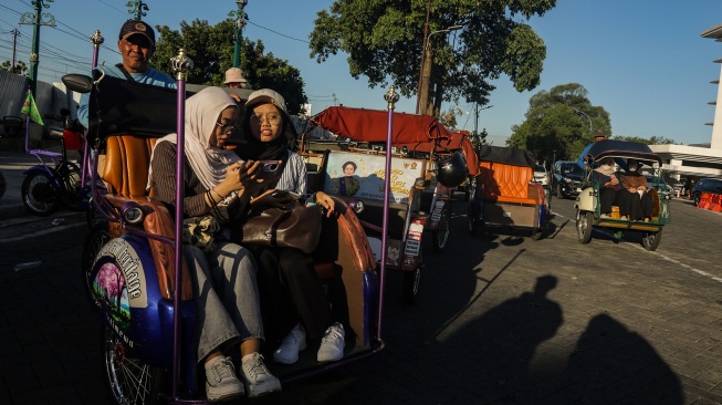 Wisatawan menaiki becak listrik gratis di kawasan Malioboro, Yogyakarta, DI Yogyakarta, Selasa (21/7/2026). [ANTARA FOTO/Rahid Putra Laksana/agr/sgd]