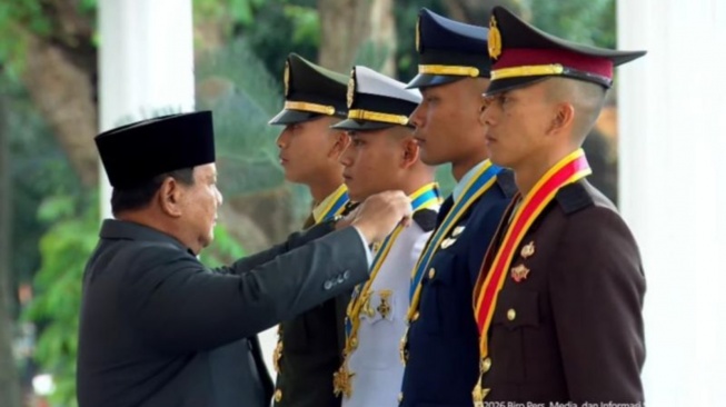 Prabowo Subianto memimpin Upacara Prasetya Perwira (Praspa) TNI dan Polri Tahun 2026 di Istana Merdeka, Jakarta, Rabu (22/7/2026). [ANTARA/YouTube Sekretariat Presiden/Fathur Rochman.]