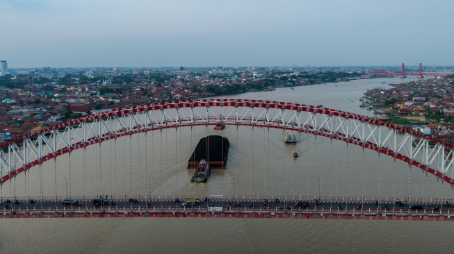 Foto udara kapal tongkang pengangkut batu bara melintas di Sungai Musi, Palembang, Sumatera Selatan, Selasa (21/7/2026). [ANTARA FOTO/Nova Wahyudi/sgd]