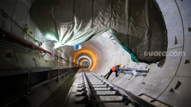 Pekerja menyelesaikan pembangunan terowongan MRT Fase 2A Stasiun MRT Thamrin dan Monas di Jakarta, Rabu (22/8/2025). [Suara.com/Alfian Winanto] 