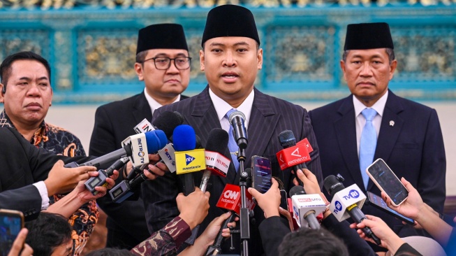 Kepala BGN Sudaryono (tengah), Gubernur Universitas RI Donny Ermawan Taufanto (kanan) dan Wakil Gubernur Universitas Yos Sunitiyoso (kanan) menyampaikan keterangan pers usai pelantikan pejabat baru di Istana Negara, Jakarta, Rabu (22/7/2026). [ANTARA FOTO/Galih Pradipta/nym]