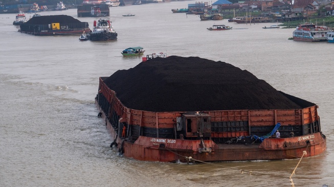Kapal tongkang pengangkut batu bara melintas di Sungai Musi, Palembang, Sumatera Selatan, Selasa (21/7/2026). [ANTARA FOTO/Nova Wahyudi/sgd]
