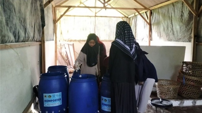 Pondok Pesantren Al Hasan Rembang menjadikan pengelolaan bank sampah sebagai gerakan yang dijalankan secara mandiri. (Dok: Unilever Indonesia)