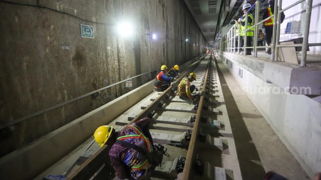 Pekerja menyelesaikan pembangunan terowongan MRT Fase 2A di Stasiun MRT Monas, Jakarta, Rabu (22/8/2025). [Suara.com/Alfian Winanto] 
