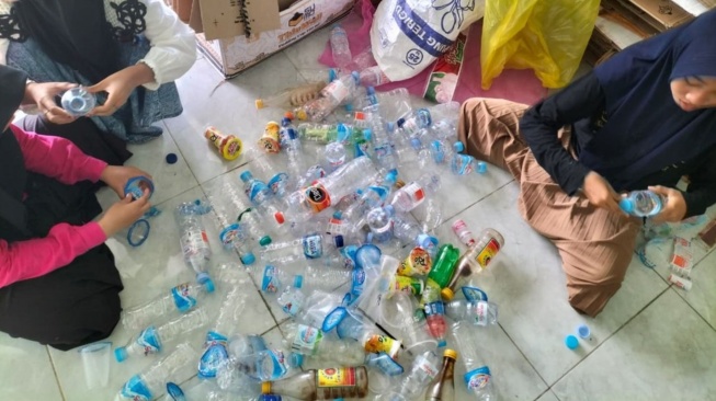 Pondok Pesantren Al Hasan Rembang sejak Oktober 2025 hingga Juli 2026 mengelola bank sampah  1.850 kilogram sampah atau rata-rata 185 kilogram sampah setiap bulan. (Dok: Unilever Indonesia)