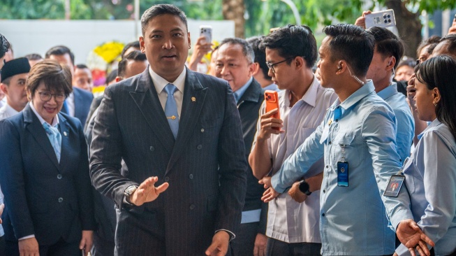 Kepala Badan Gizi Nasional (BGN) Sudaryono (kedua kiri) didampingi Wakil Kepala BGN Agustina Arumsari (kiri) menyapa staf BGN saat tiba di Kantor BGN, Jakarta, Rabu (22/7/2026). [ANTARA FOTO/Bayu Pratama S/tom]