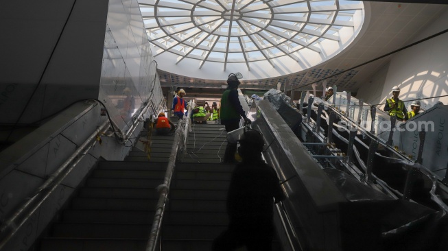 Pekerja menyelesaikan pembangunan terowongan MRT Fase 2A Stasiun MRT Thamrin dan Monas di Jakarta, Rabu (22/8/2025). [Suara.com/Alfian Winanto] 