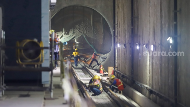 Pekerja menyelesaikan pembangunan terowongan MRT Fase 2A Stasiun MRT Thamrin dan Monas di Jakarta, Rabu (22/8/2025). [Suara.com/Alfian Winanto] 
