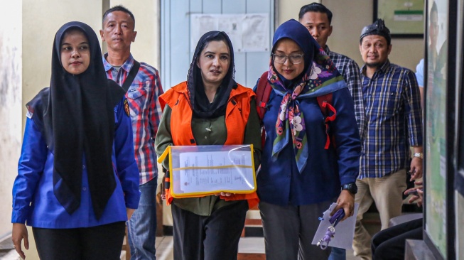 Terdakwa mantan Bupati Pekalongan periode 2021-2025 dan 2025-2030 Fadia Arafiq (tengah) bersiap menjalani sidang perdana kasus dugaan korupsi pengadaan barang/jasa dan gratifikasi di Pengadilan Tipikor Kota Semarang, Jawa Tengah, Kamis (23/7/2026). [ANTARA FOTO/Makna Zaezar/wsj]