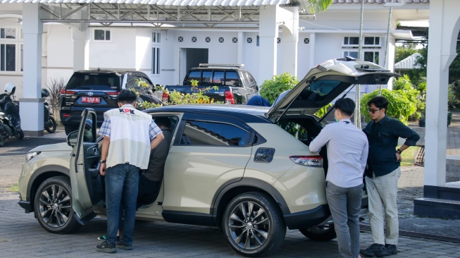 Tim KPK memeriksa mobil yang terparkir di dalam areal pendopo Bupati Lombok Barat, Nusa Tenggara Barat, Kamis (23/7/2026).  [ANTARA FOTO/Dhimas Budi Pratama/sgd/wsj]