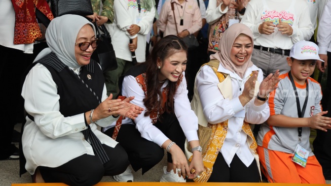 Menteri PPPA Arifah Fauzi dan Selvi Ananda. (Suara.com/Lilis Varwati)