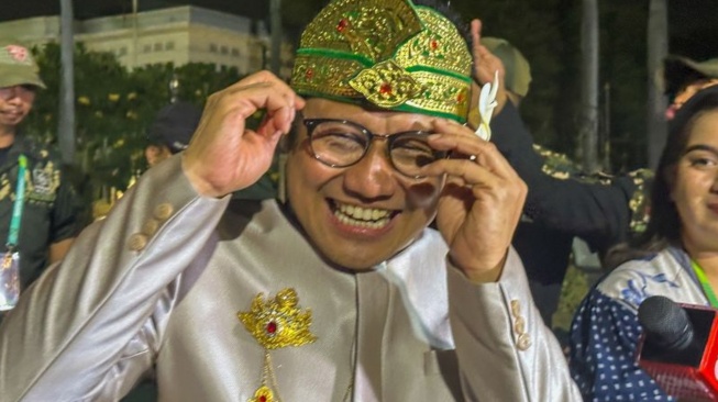 Ketua Umum Dewan Pengurus Pusat Partai Kebangkitan Bangsa Abdul Muhaimin Iskandar berbincang dengan para jurnalis sebelum memberikan keterangan di Jakarta, Rabu (22/7/2026) malam. (ANTARA/Rio Feisal)