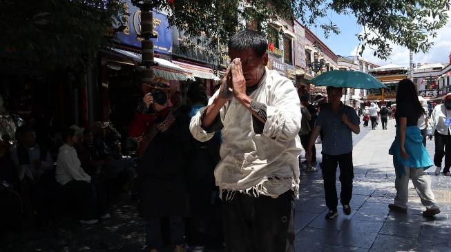 Peziarah melakukan ritual ibadah di Jalan Barkhor di kota Lhasa, Daerah Otonom Xizang pada Selasa (21/7/2026). [ANTARA FOTO/Desca Lidya Natalia/bar]