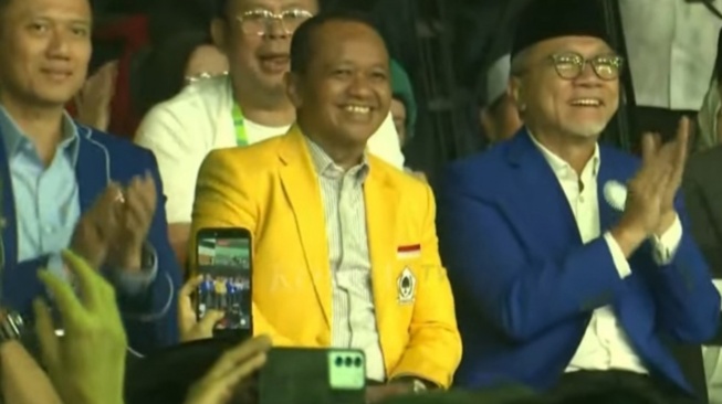 Ketua Umum Partai Golkar Bahlil Lahadalia (tengah) dalam acara puncak Harlah Partai Kebangkitan Bangsa (PKB) ke-28 di Jakarta Convention Center (JCC) Senayan, Jakarta, Kamis (23/7/2026) malam. [Suara.com/Bagaskara]
