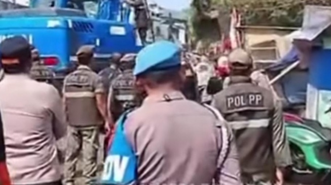 Klaim Ahli Waris Ditolak, 15 Bangunan di Bantaran Kali Cengkareng Dibongkar