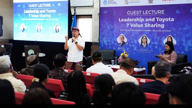 Presiden Direktur PT Toyota Motor Manufacturing Indonesia (TMMIN) Nandi Julyanto memberikan kuliah umum kepada sivitas akademika, khususnya mahasiswa Program Studi Teknik Industri, Universitas Udayana. (Foto: TMMIN)