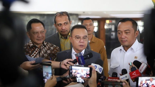Wakil Ketua DPR RI Sufmi Dasco Ahmad memberikan keterangan pers seusai rapat koordinasi dengan sejumlah menteri terkait finalisasi Peraturan Presiden tentang Ojek Online atau Pepres Ojol, Kamis (23/7/2026).