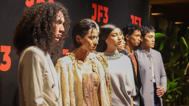Para Model JF3 memperagakan busananya saat pembukaan dan Gala Dinner JF3 Fashion Festival 2026 di Summarecon Mall Kelapa Gading, Jakarta, Rabu (22/7/2026). [Suara.com/Alfian Winanto]
