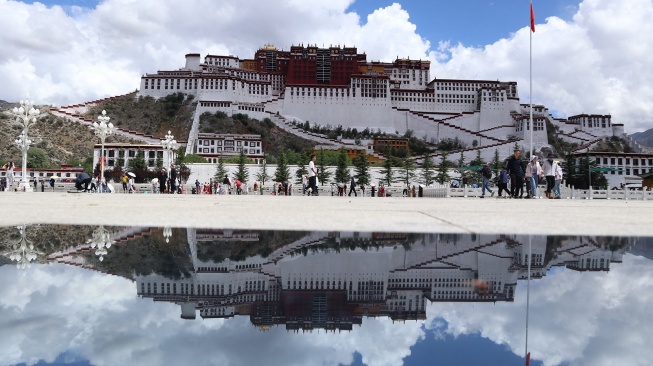 Sejumlah pengunjung berfoto di Lapangan Istana Potala di kota Lhasa, Daerah Otonom Xizang, China, Selasa (21/7/2026). [ANTARA FOTO/Desca Lidya Natalia/bar]
