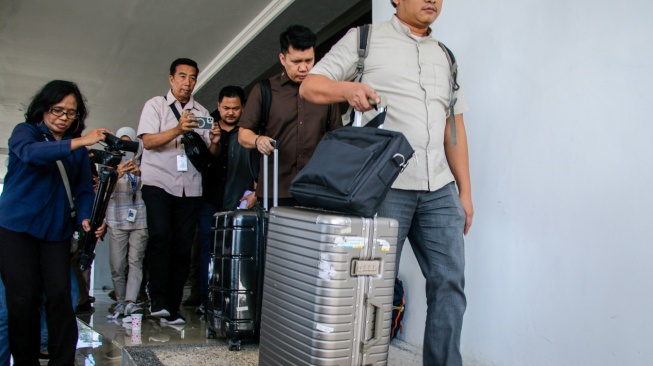Tim KPK membawa sejumlah koper seusai penggeledahan di Kantor Bupati Lombok Barat, Nusa Tenggara Barat, Kamis (23/7/2026).  [ANTARA FOTO/Dhimas Budi Pratama/sgd/wsj